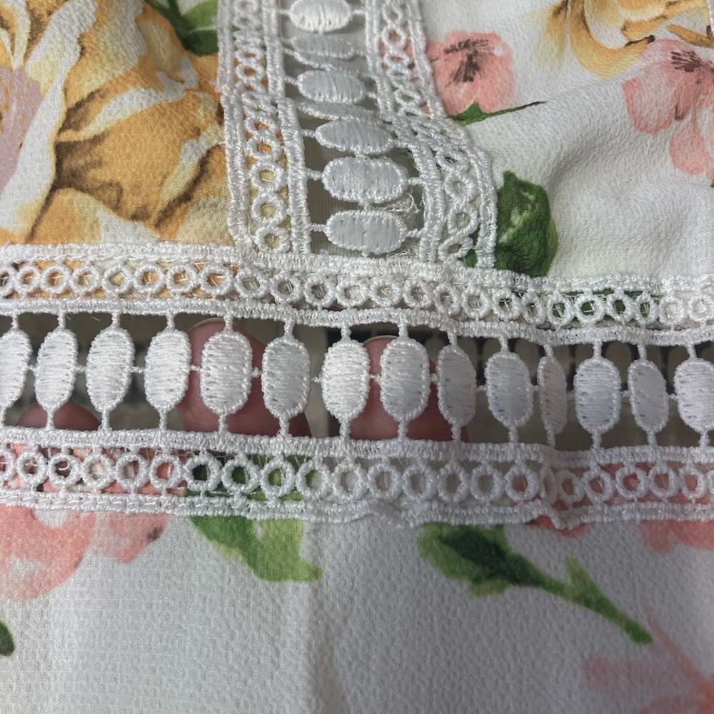 Disney Princess Dress XS 
Floral Yellow Roses
Modest 
Lacy detail
Back zip - Picture 3 of 8